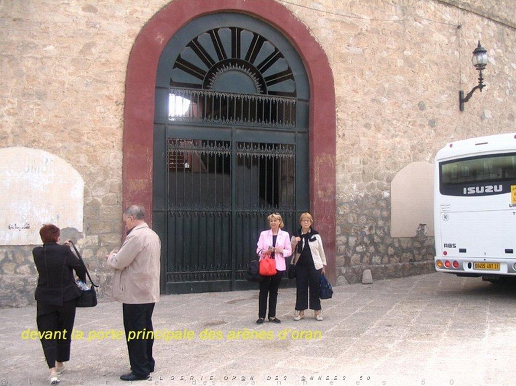 ORAN MAI 2008 2514 Denise et Roselyne devant les Arenes.jpg